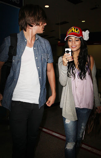 May 22, 2009: Zac Efron and Vanessa Hudgens spotted at LAX Airport in Los Angeles, California. Credit: INFphoto.com Ref.: infusla-34/43