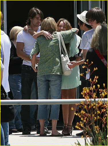 miley-cyrus-emily-osment-pasadena-pair-02.jpg