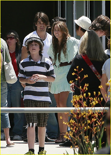 miley-cyrus-emily-osment-pasadena-pair-07.jpg