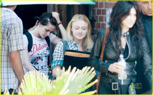 dakota-fanning-kristen-stewart-runaway-03.jpg
