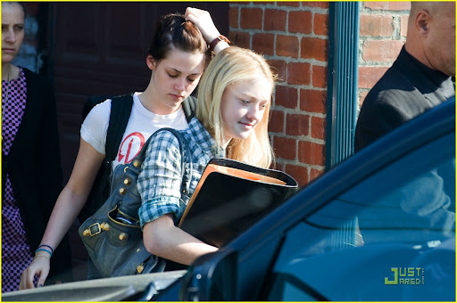 dakota-fanning-kristen-stewart-runaway-05.jpg