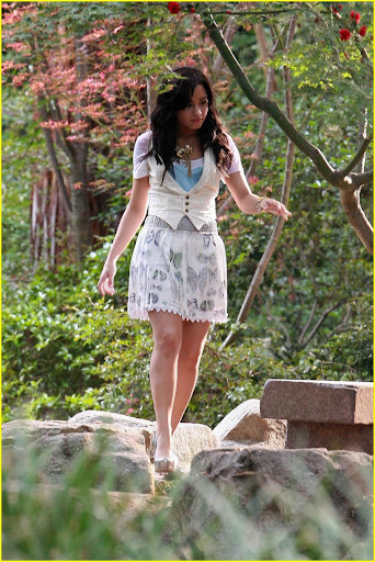 demi-lovato-again-video-shoot-04.jpg