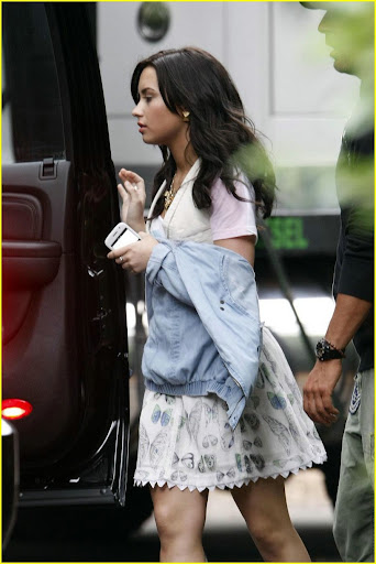 demi-lovato-again-video-shoot-02.jpg