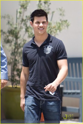 taylor-lautner-falcon-theater-03.jpg