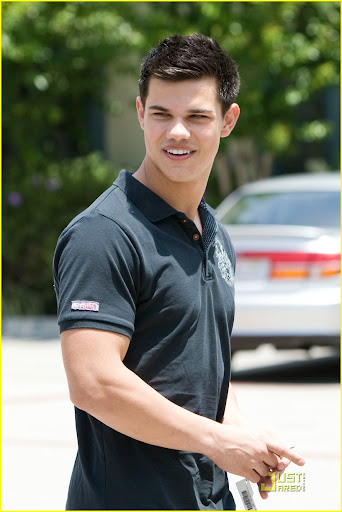 taylor-lautner-falcon-theater-01.jpg