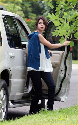 selena-gomez-sushi-sweet-04.jpg