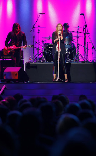 Singer Miley Cyrus performs at the Wal-Mart Shareholders Meeting in Fayetteville, Arkansas June 5, 2009. REUTERS/Jessica Rinaldi (UNITED STATES BUSINESS ENTERTAINMENT) WALMART/ANNUAL