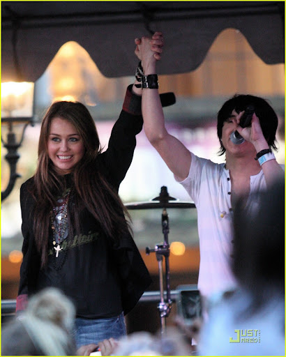 miley-cyrus-mitchel-musso-the-grove-13.jpg