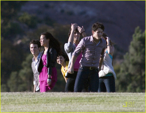 miley-cyrus-nick-jonas-hug-10.jpg