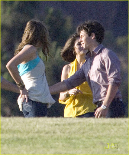 miley-cyrus-nick-jonas-hug-02.jpg