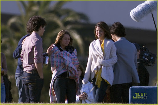miley-cyrus-nick-jonas-hug-05.jpg