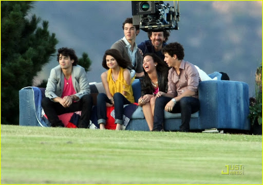selena-gomez-nick-jonas-wiffle-ball-07.jpg