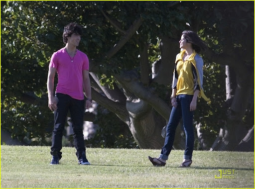 selena-gomez-nick-jonas-wiffle-ball-09.jpg