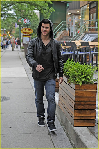 taylor-lautner-tour-toronto-03.jpg