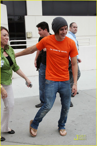 zac-efron-beading-cancer-06.jpg