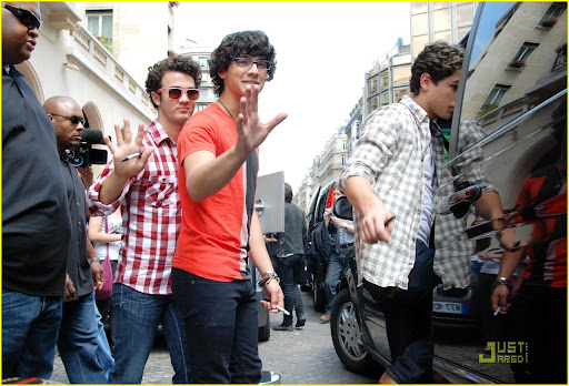 jonas-brothers-paris-pizza-02.jpg