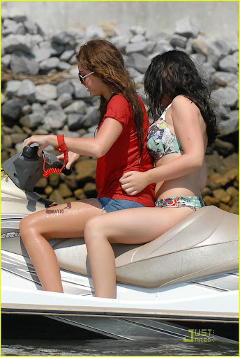 miley-cyrus-liam-hemsworth-jet-ski-04.jpg
