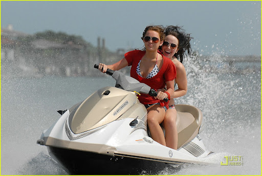 miley-cyrus-liam-hemsworth-jet-ski-05.jpg