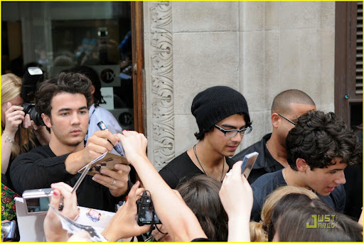 jonas-brothers-rock-radio-one-08.jpg