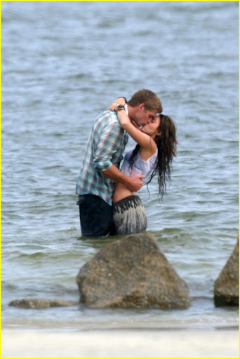 miley-cyrus-liam-hemswroth-kiss-06.jpg
