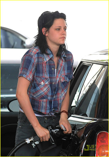 kristen-stewart-gas-station-02.jpg