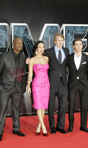 Actors (from L) Josh Duhamel, Tyrese Gibson, Megan Fox, film director and executive producer Michael Bay and Shia Labeouf pose for a picture as they arrive for the Russian premiere of "Transformers: Revenge of the Fallen" in Moscow June 16, 2009.  REUTERS/Mikhail Voskresensky  (RUSSIA ENTERTAINMENT) RUSSIA/