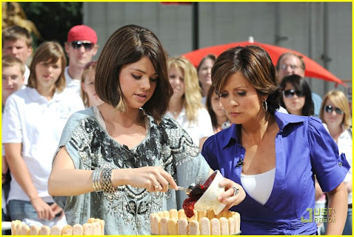 selena-gomez-cheesecake-crazy-07.jpg