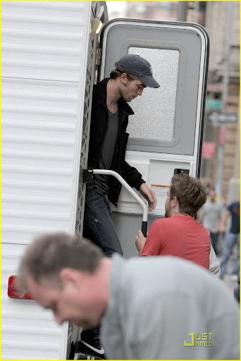 robert-pattinson-rain-remember-me-04.jpg
