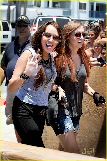 miley-cyrus-last-song-sing-01.jpg