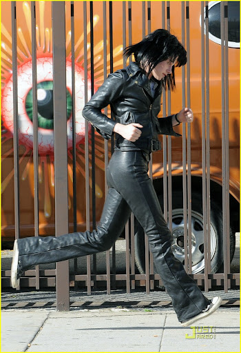 kristen-stewart-runaway-leather-04.jpg