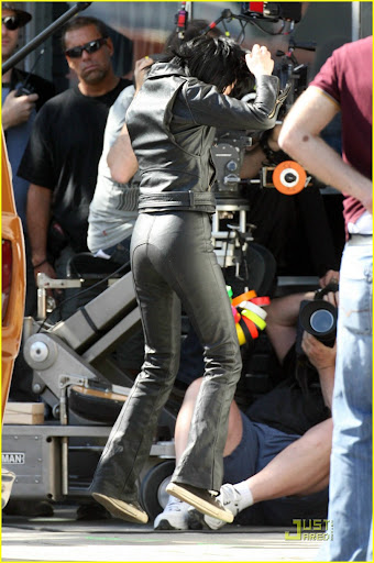 kristen-stewart-runaway-leather-08.jpg