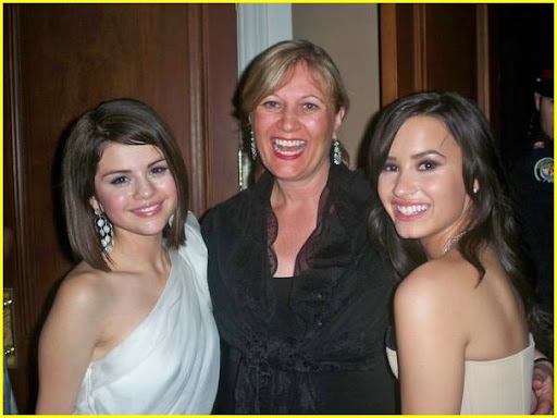 selena-gomez-demi-lovato-prom-crashers-02.jpg