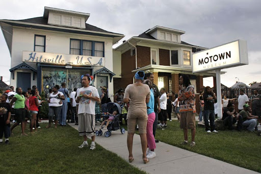 DETROIT - JUNE 25: Fans pay their respects to pop star Michael Jackson at the Motown Historical Museum "Hitsville U.S.A" June 25, 2009 in Detroit, Michigan. Jackson, 50, the iconic pop star, died after going into cardiac arrest today in Los Angeles, California. (Photo by Bill Pugliano/Getty Images)