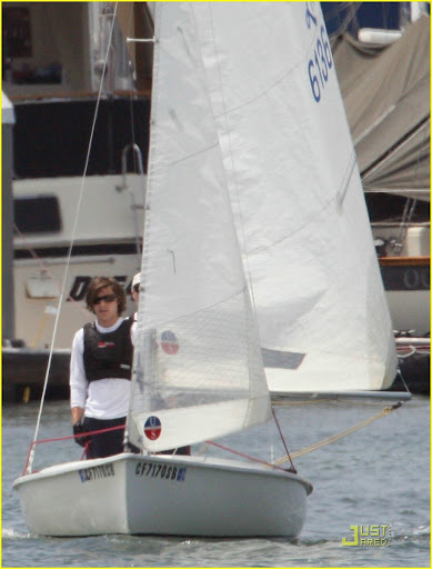 zac-efron-sets-sail-13.jpg