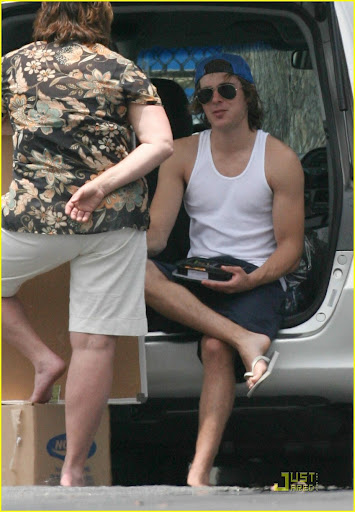 zac-efron-sets-sail-03.jpg