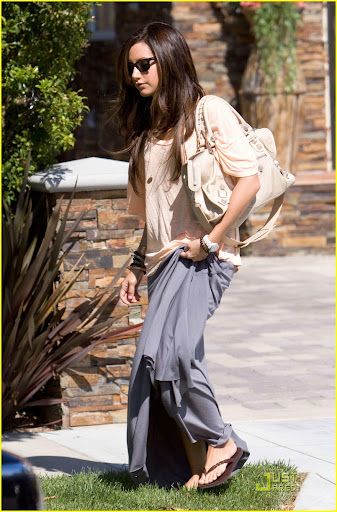 ashley-tisdale-birthday-vacation-01.jpg