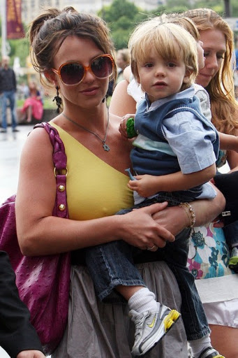 gallery_main-britneyspears-kids-france16.jpg