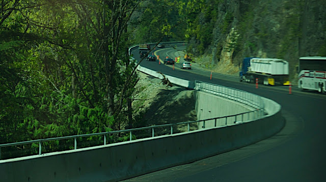 蜿蜒曲折的道路
