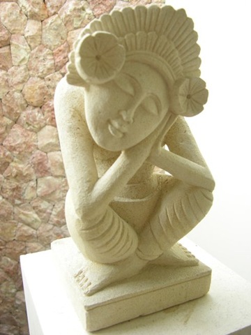 beeldje Small statue in one of the romantic luxury hotels in Ubud Bali