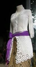 clip_image002 Sarong, kebaya en selendang: de traditionele kledij voor een tempelbezoek op Bali. Foto in winkeltje vlakbij Ubud, Centraal Bali