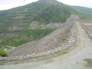 左岸より下流側堤体を望む