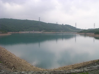 左岸よりダム湖を望む