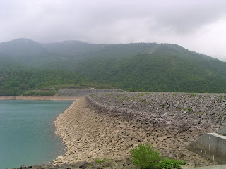 右岸よりダム湖側堤体を望む