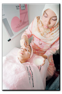 SAPUAN topeng muka untuk menyegarkan kulit wajah.