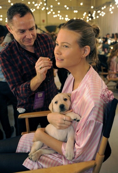 VictoriasSecret2009-behind (1)