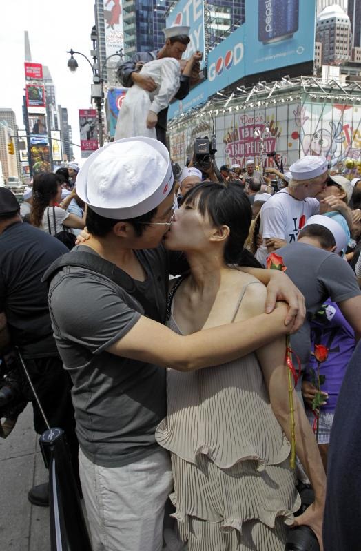 time-square-kiss (8) time-square-kiss (8)