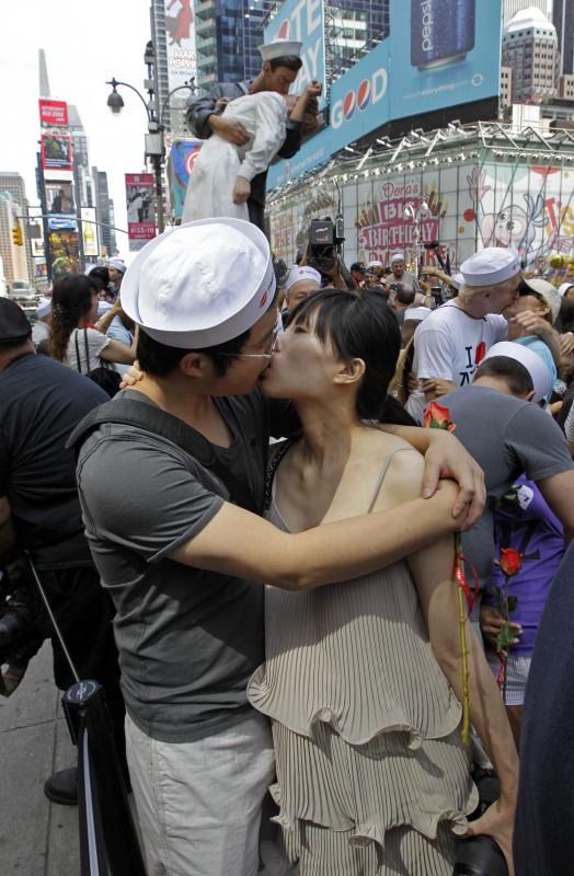 time-square-kiss (8)