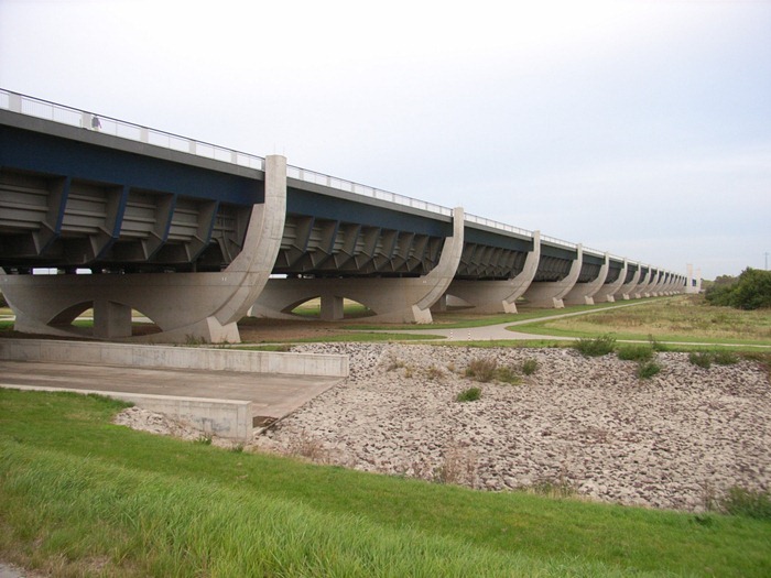 شاهدوا اكبر نهر معلق في العالم  Magdeburg-water-bridge2%5B3%5D