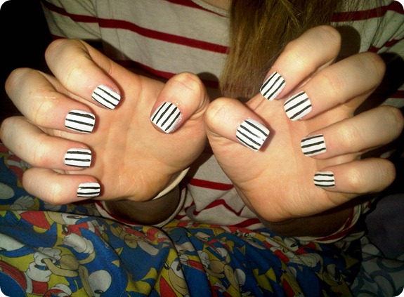 BLACK AND WHITE STRIPE NAILS 2