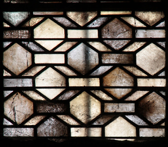 Quiltpatroon in een raam van de kerk.